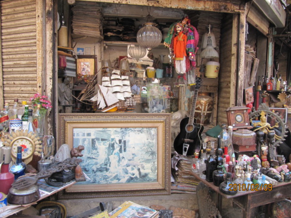 One of the many shops at Chor Bazaar. The area where this market is located is known as Do Taaki.