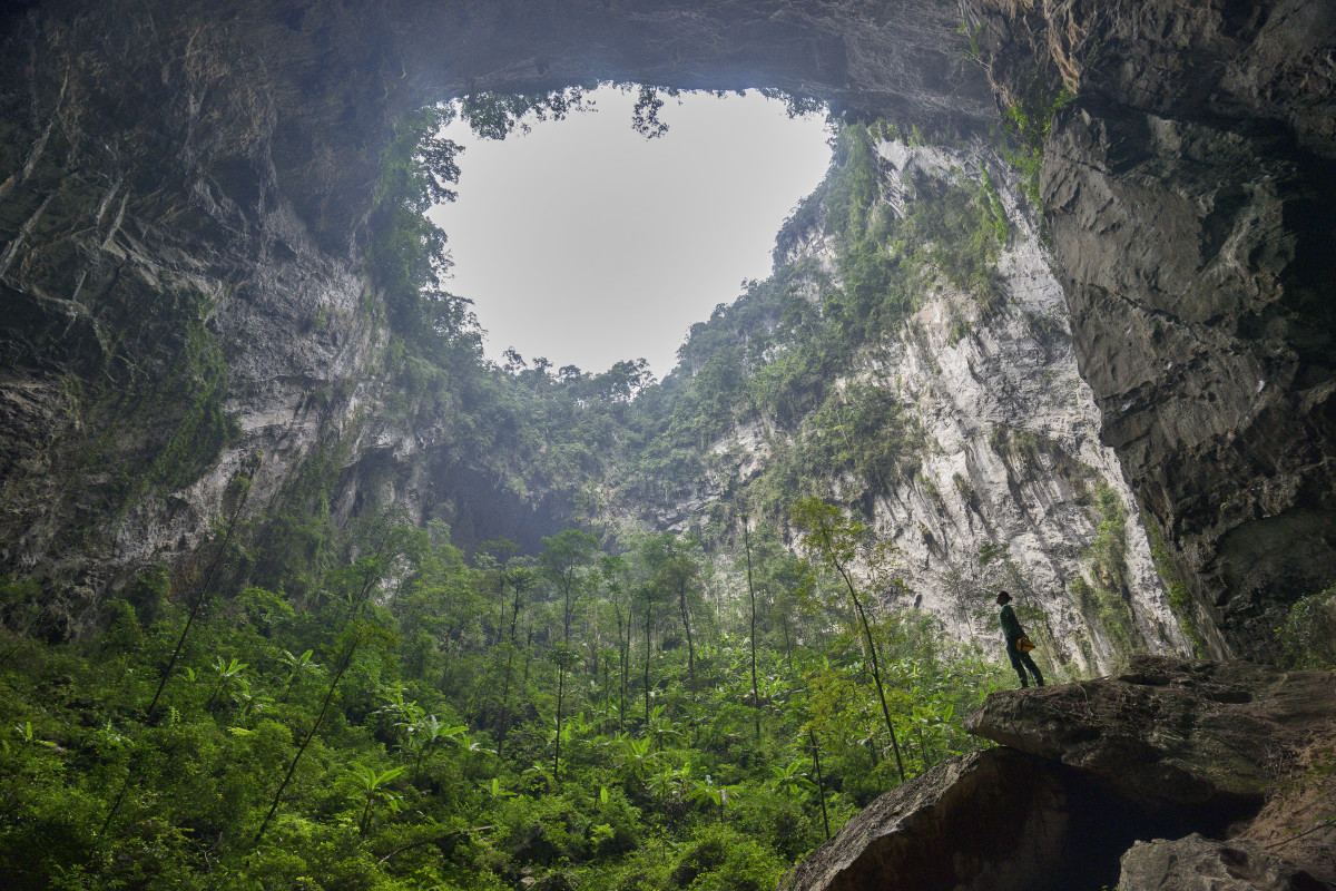 The long, steep descent into the entrance of the Hang Sơn Đoòng cave system prevented locals from exploring the system after its 1991 discovery.