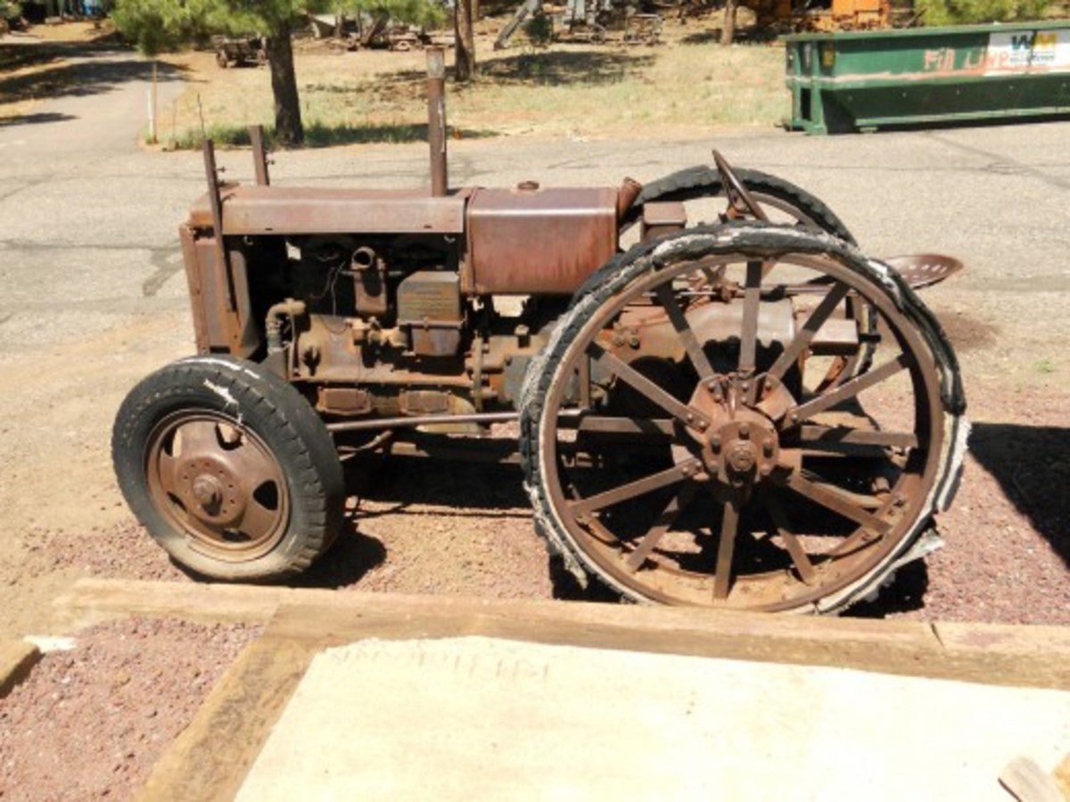 Early tractor from turn of the 20th century - 