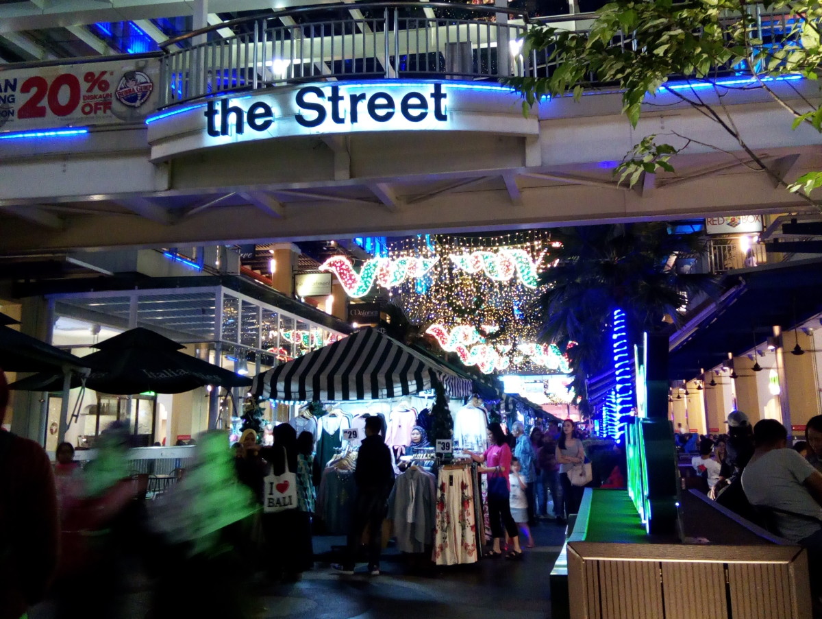 The Curve Mall in Petaling Jaya has a night market on weekends. Night markets are popular in Kuala Lumpur. Again: BEWARE of pickpockets!!