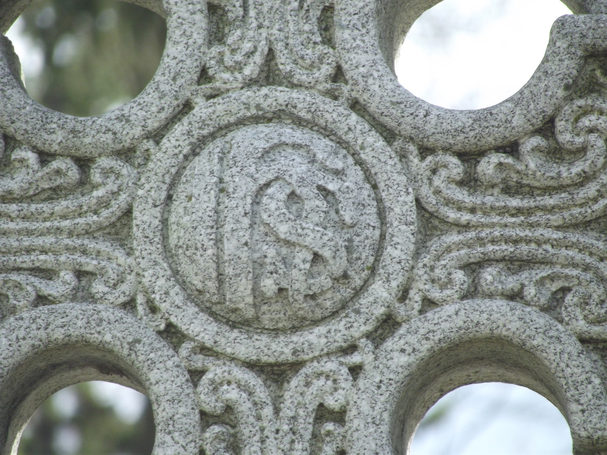 Close up of the center of the Celtic cross at the center of the Hume family monument.