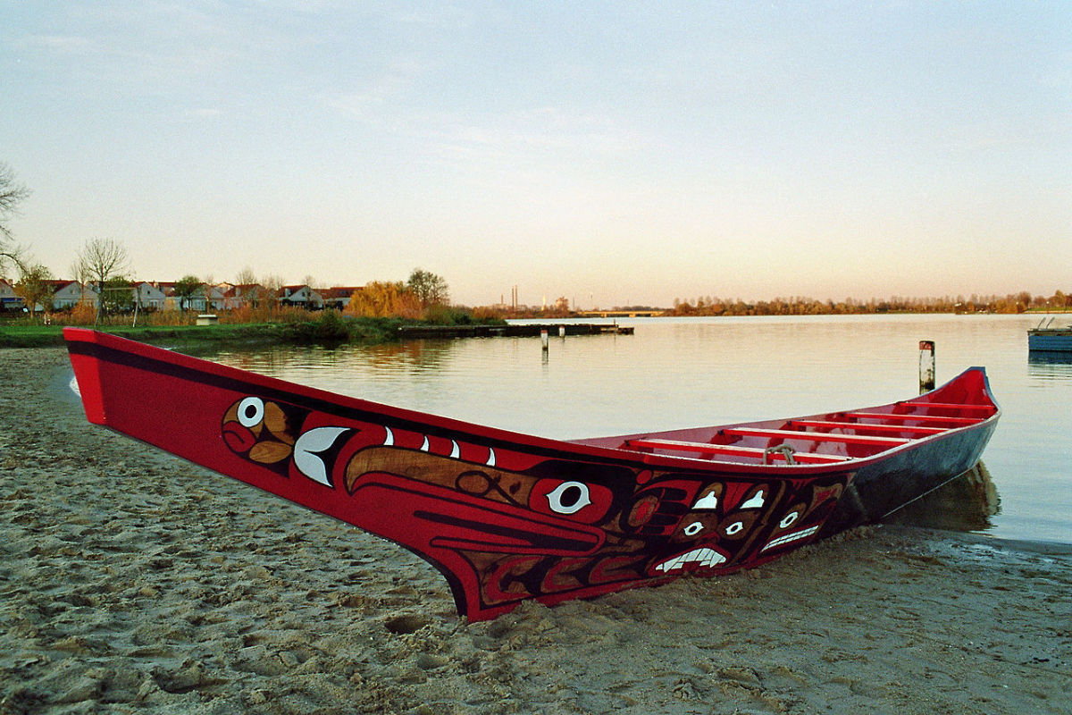 海达战争独木舟持有许多战士。这个独木舟从太平洋西北沿岸部落。