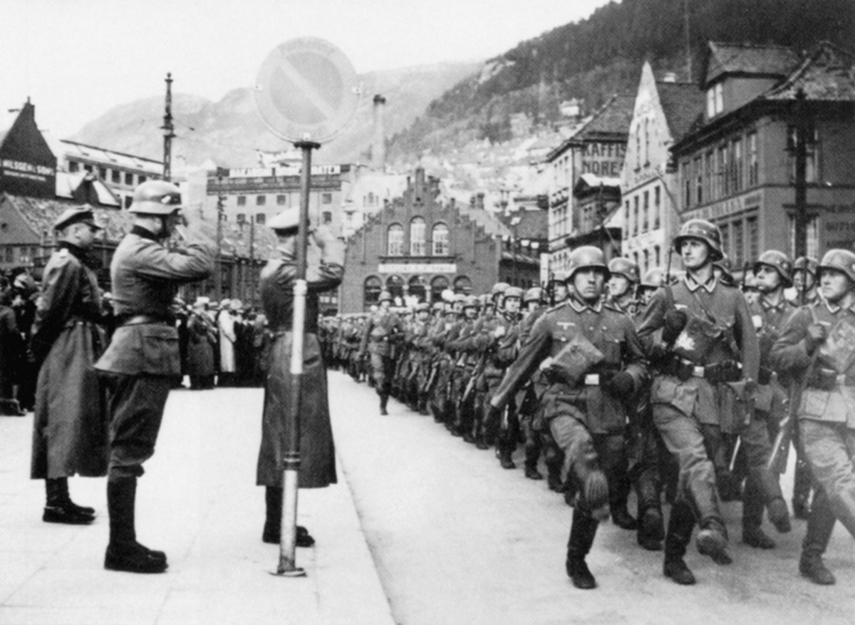 德国士兵踢正步。