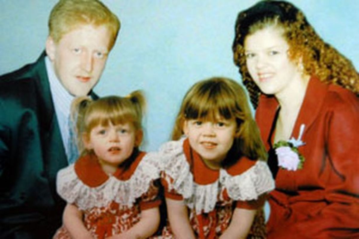一个复合卡尔和他的家人的照片由警察。