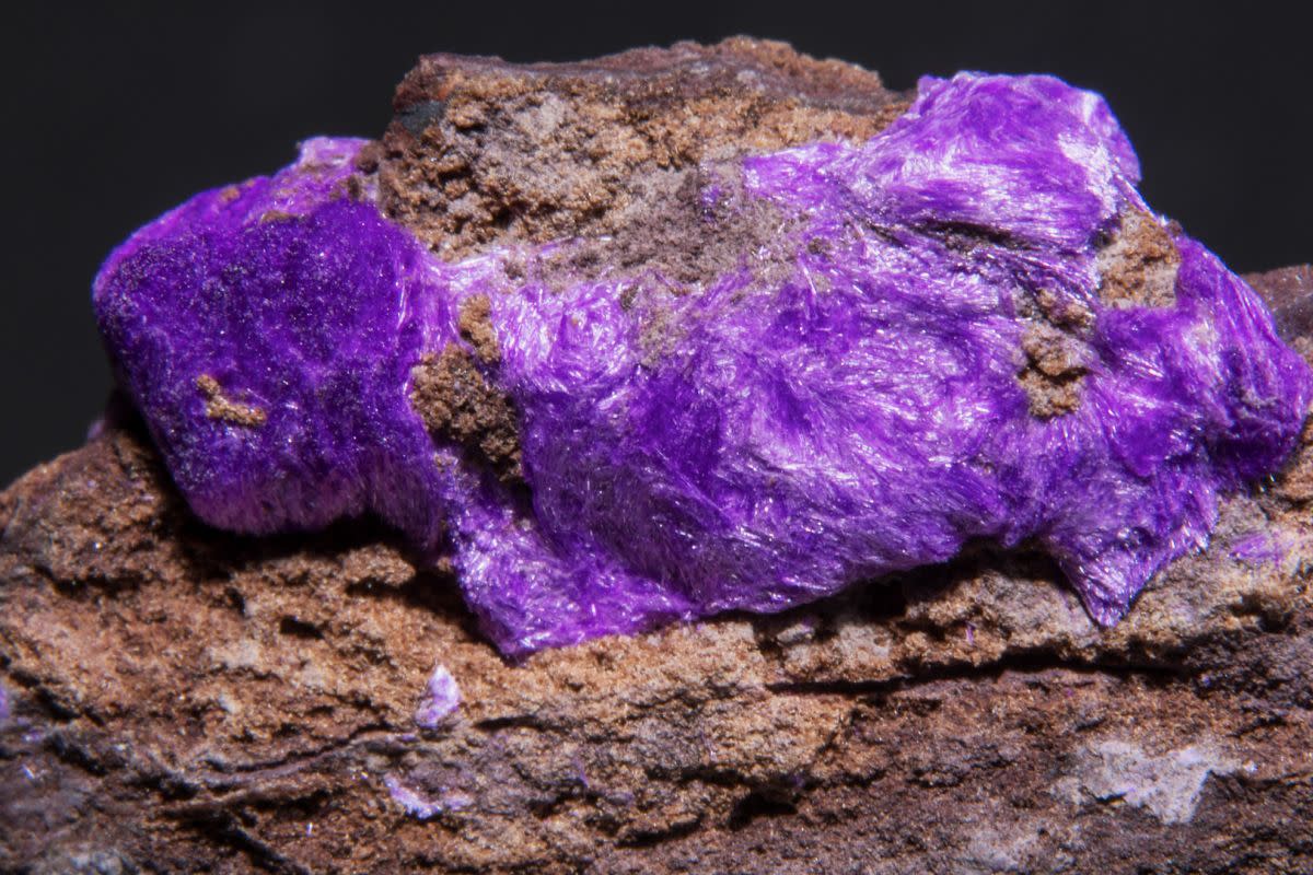 Sugilite是一种与宽恕、情感治愈和嫉妒有关的紫色水晶。
