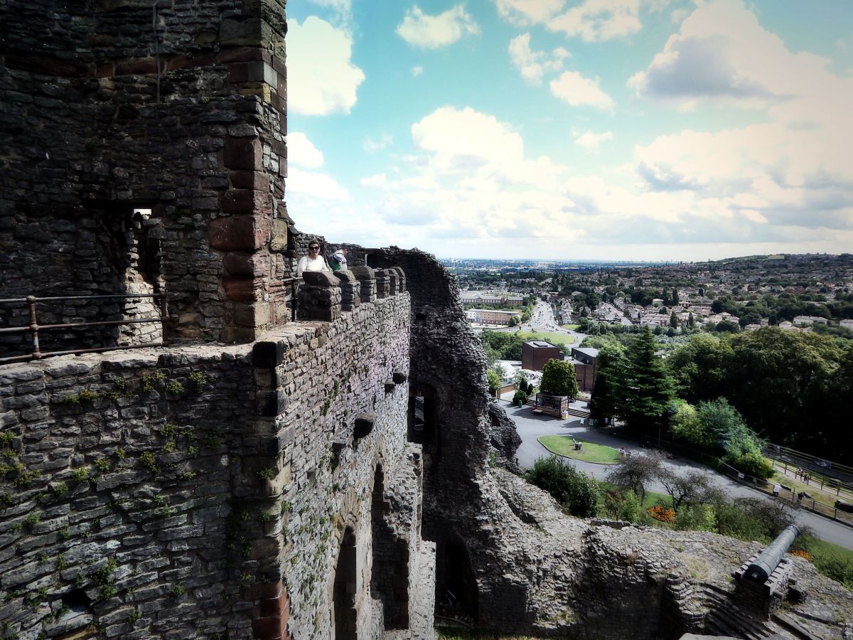 从达德利城堡俯瞰伯明翰和霍克利城堡方向的景色。