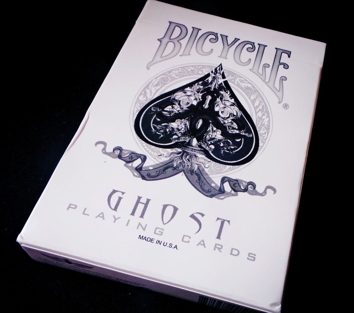 “幽灵”骑自行车玩扑克牌