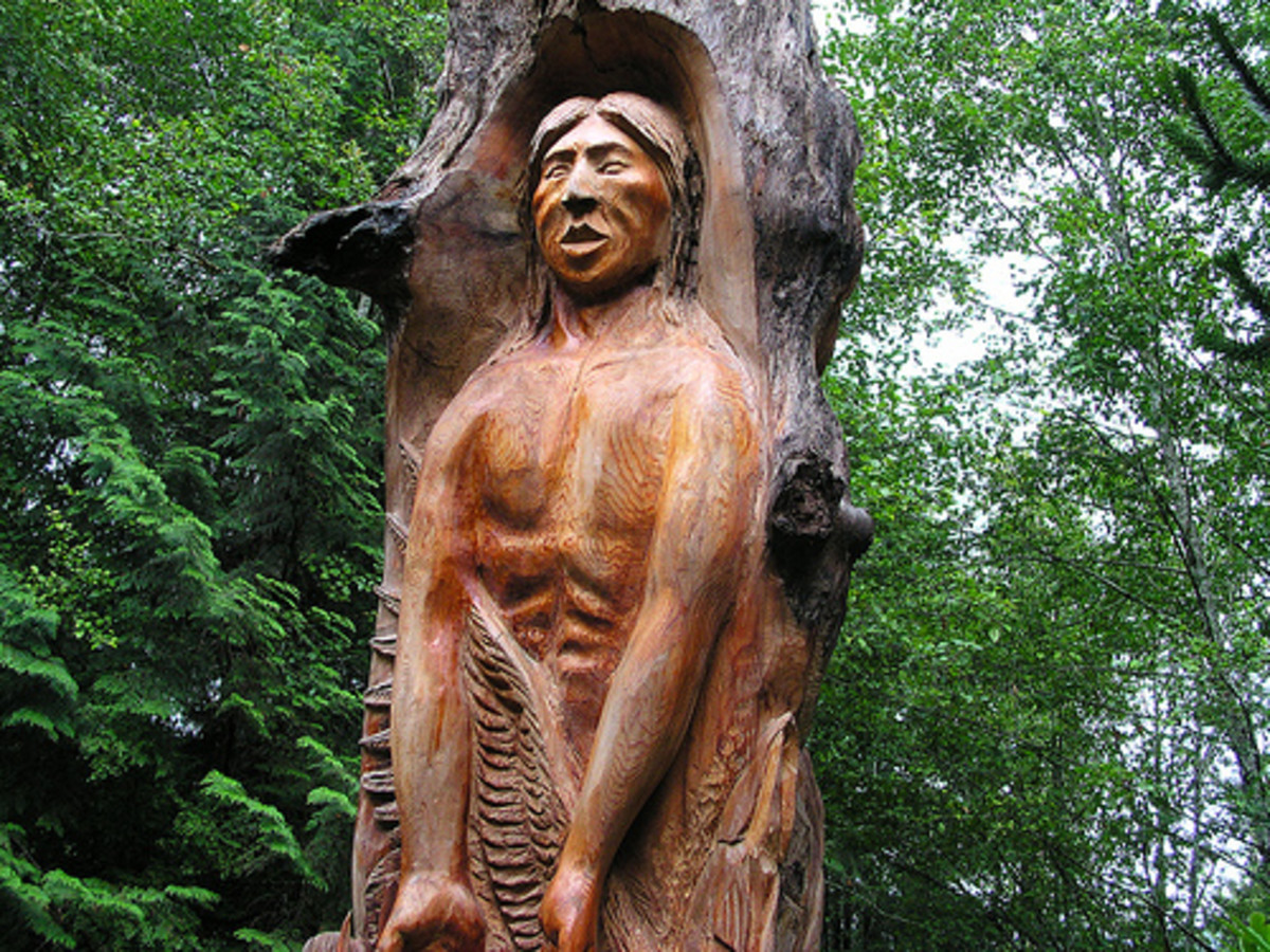 由华盛顿州印第安人康拉德·桑多瓦尔雕刻的创世故事图腾。