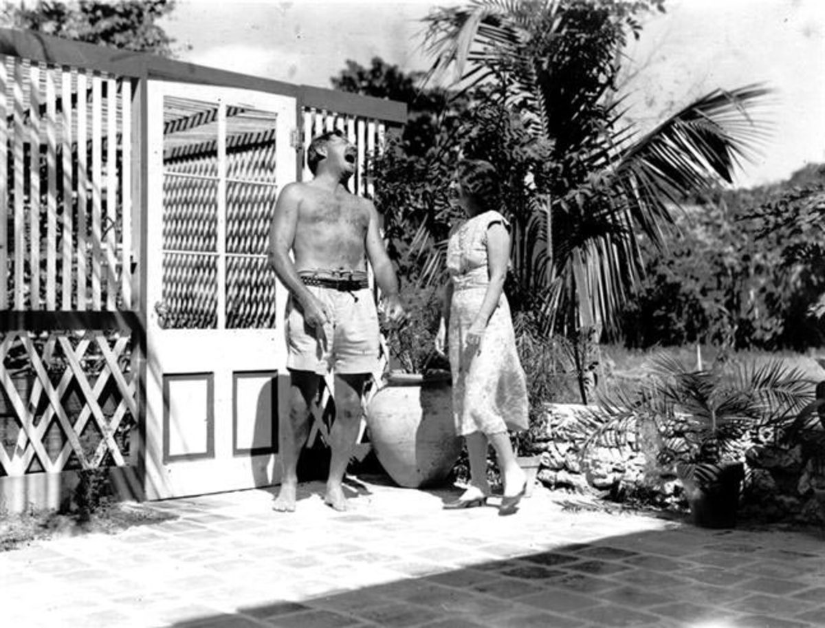 欧内斯特·海明威(Ernest Hemingway)和波琳·海明威(Pauline Hemingway)在佛罗里达州基韦斯特(Key West)家中的泳池边。