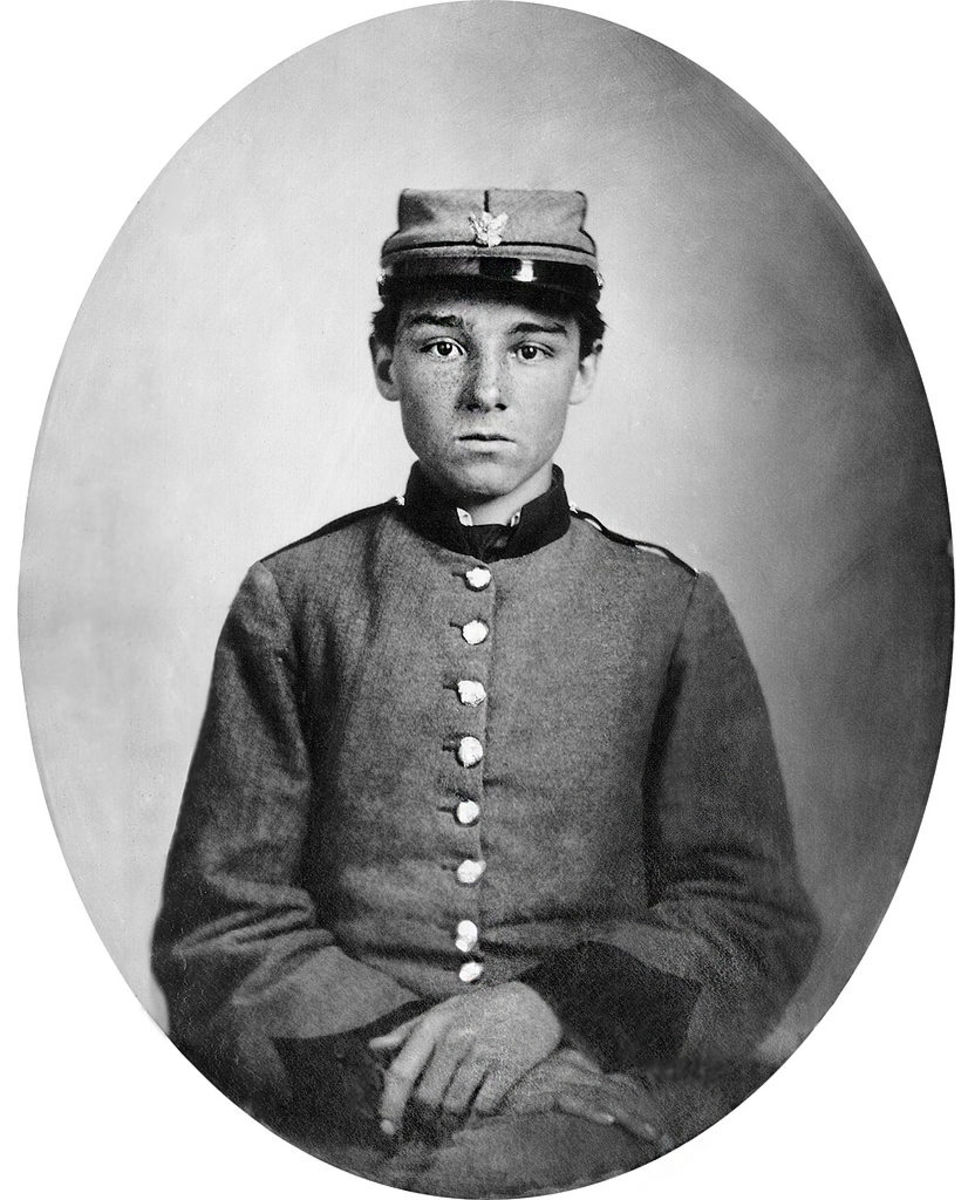 一个年轻的士兵穿着凯皮帽子的内战。