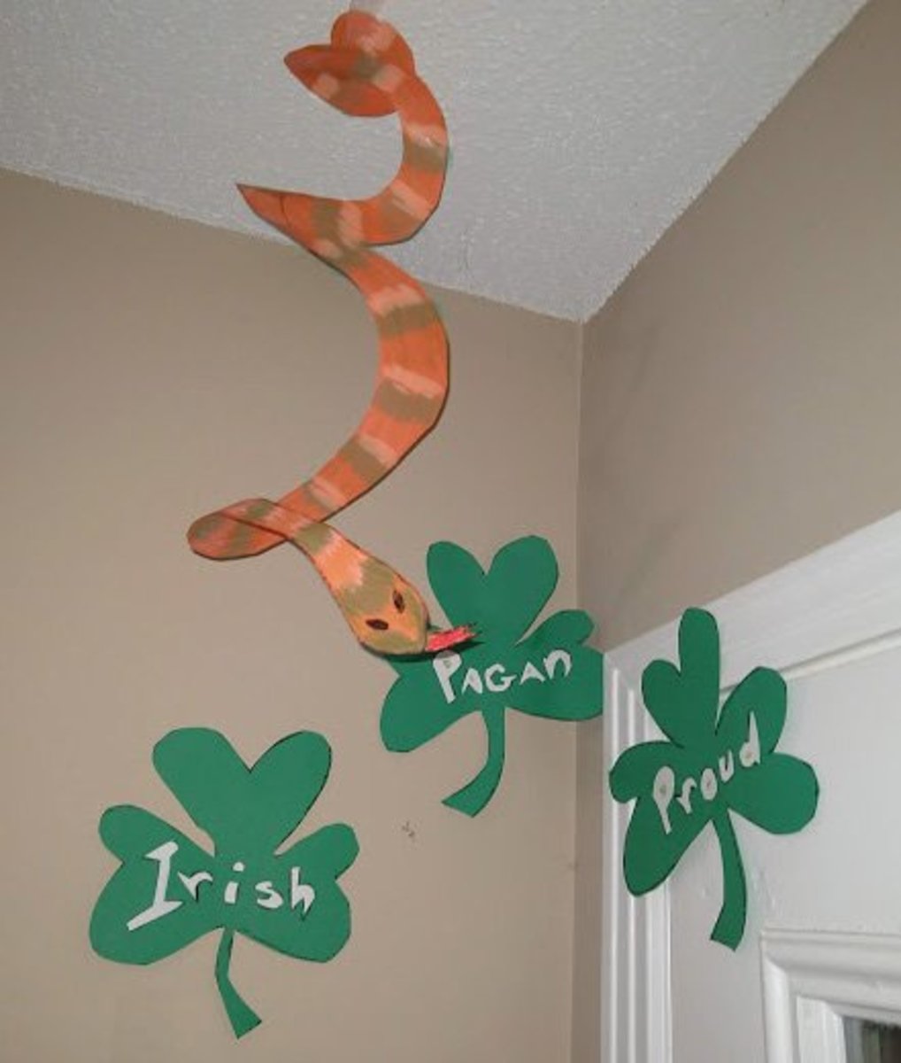 这些是我和孩子们做的装饰。看看下面的螺旋蛇。