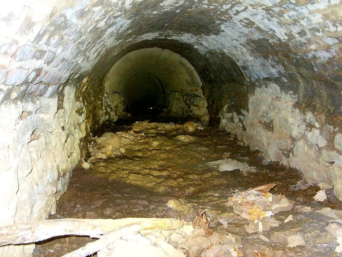 Beginning of the tunnel inside Sauerkraut Cave