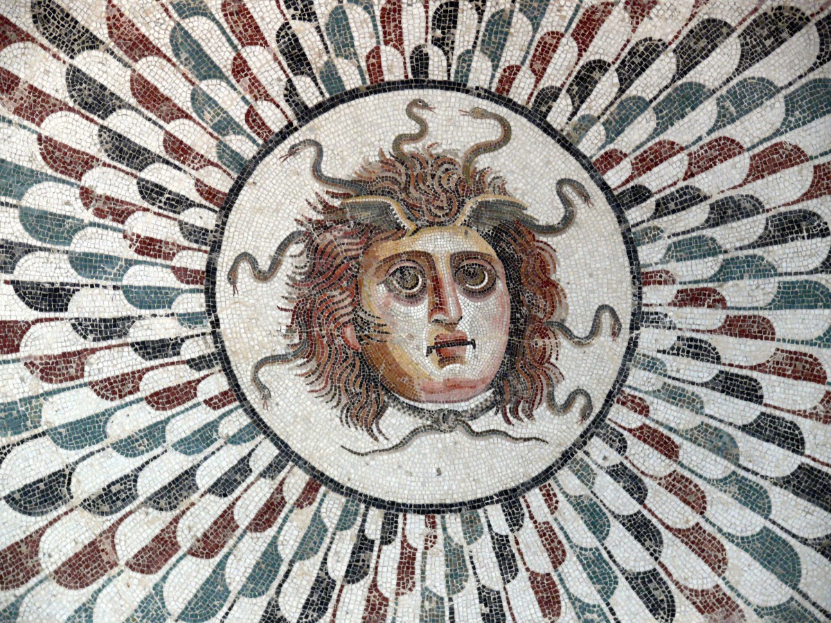 古代马赛克描绘的美杜莎，一个有着毒蛇头发的神话人物。