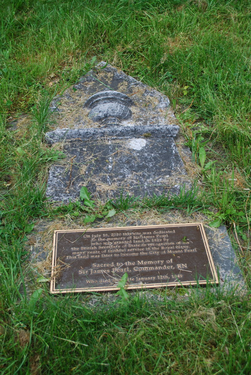 珍珠山城的创始人詹姆斯·珀尔爵士的坟墓。英国国教大教堂公墓中为数不多的墓碑之一。