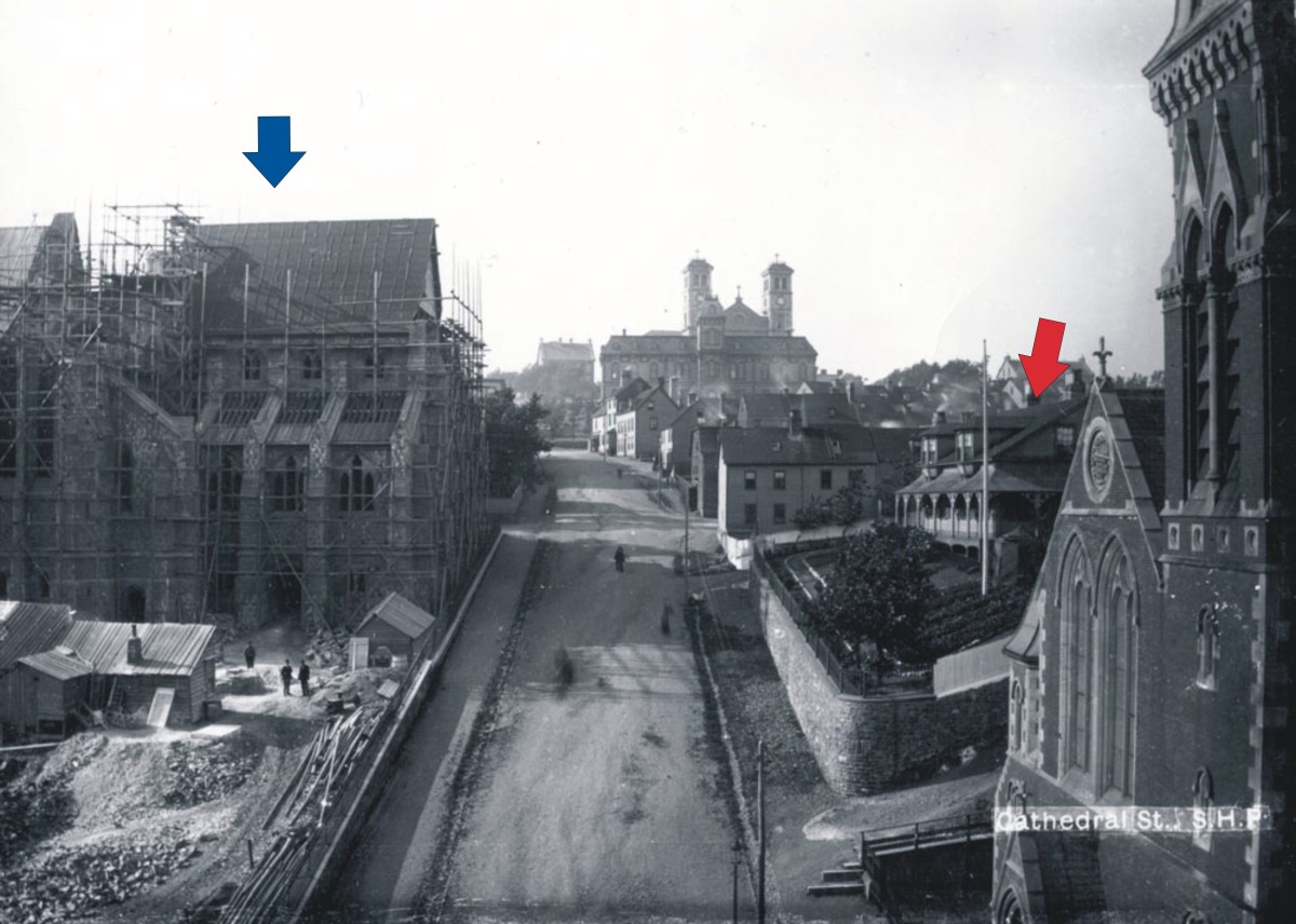 大火前的大教堂街。共济会圣殿是在1892年大火摧毁后，在红色箭头所示的建筑物的脚印上建造的。英国国教大教堂，正在建设中，以蓝色箭头表示。