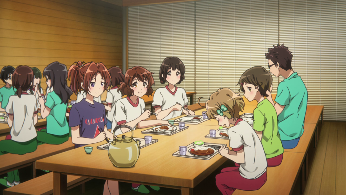 Kitauji High's wind ensemble enjoys dinner at the training camp.