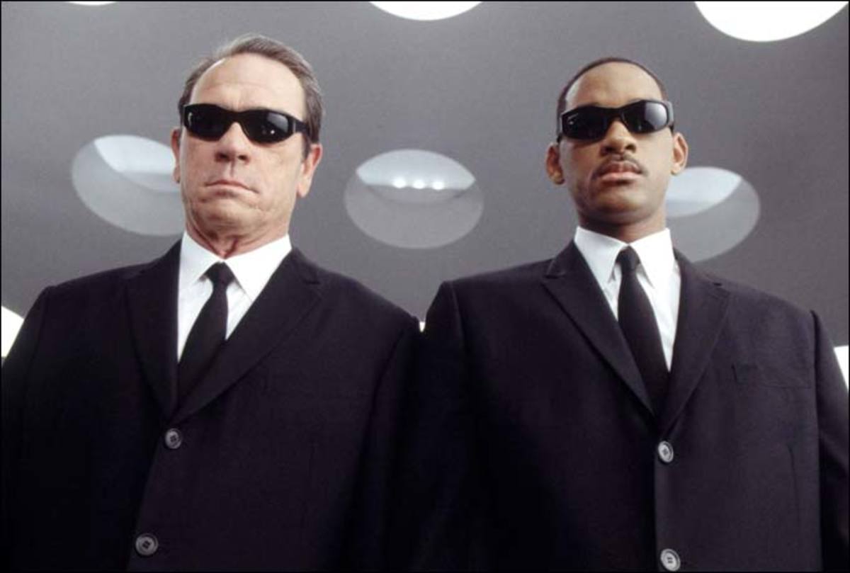 Tommy Lee Jones and Will Smith sporting their iconic Ray-Ban sunglasses.