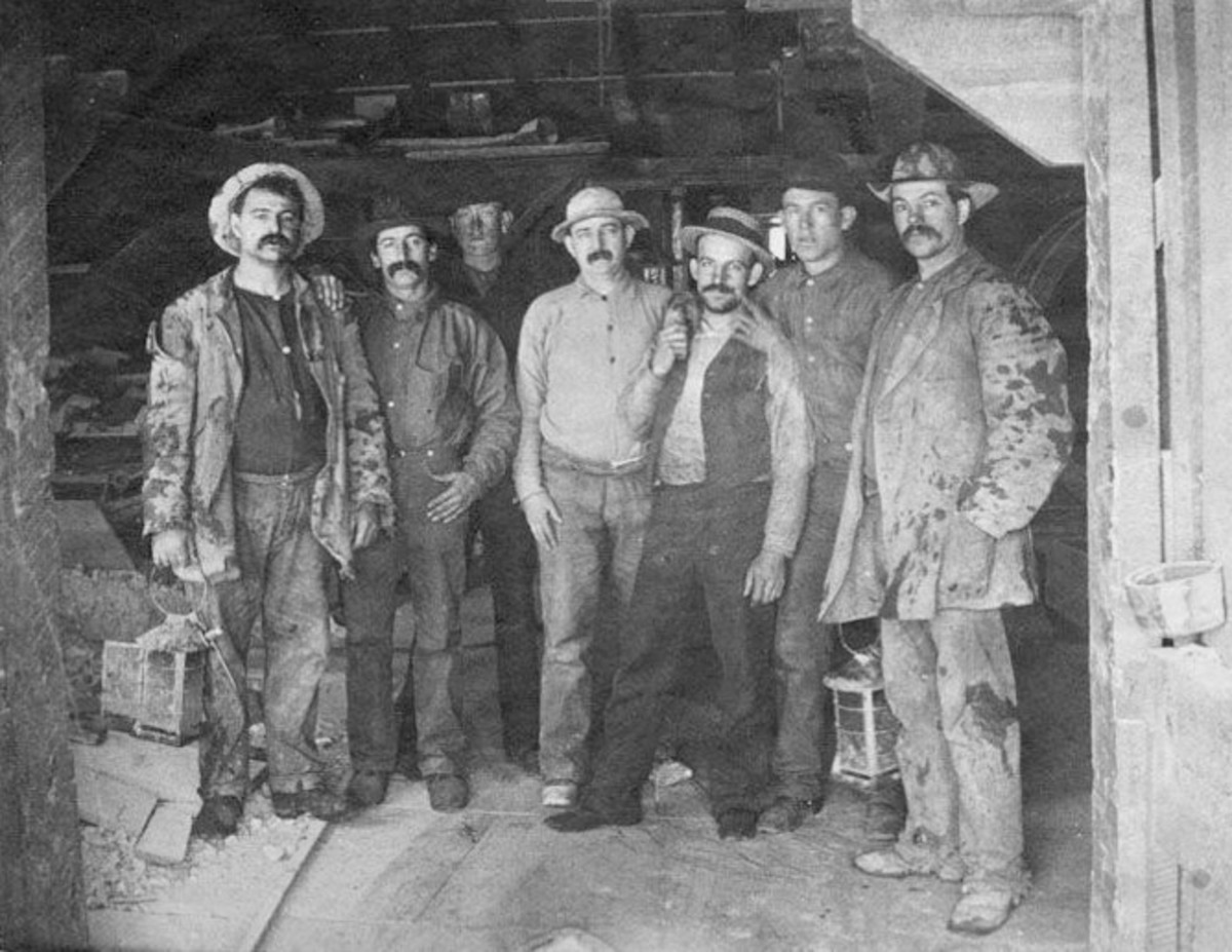 图片说明:“劳动就是祈祷。”弗朗西丝·s·奥斯古德。七个人的照片，科姆斯多克矿工，两个人拿着灯笼;阿尔弗雷德·多顿(Alfred Doten)的藏品;蓝晒法。
