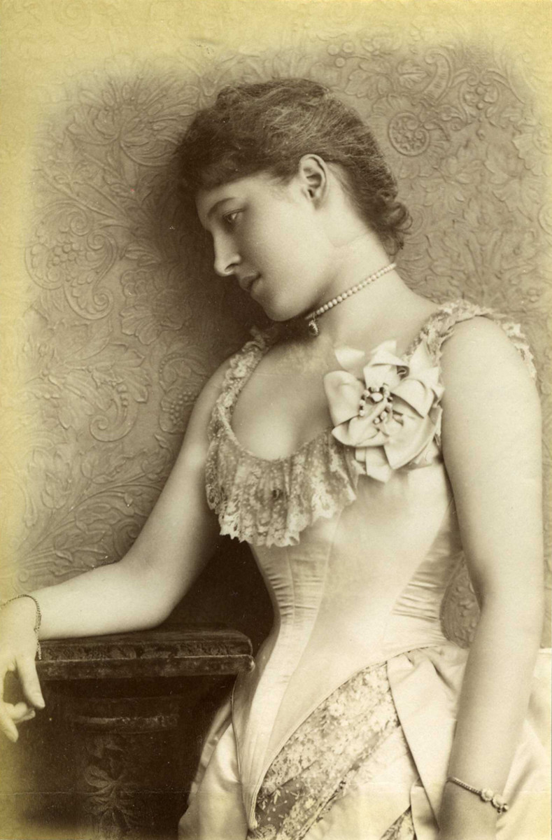 1885年威廉·唐尼拍摄的演员兼社交名媛莉莉·朗特里。