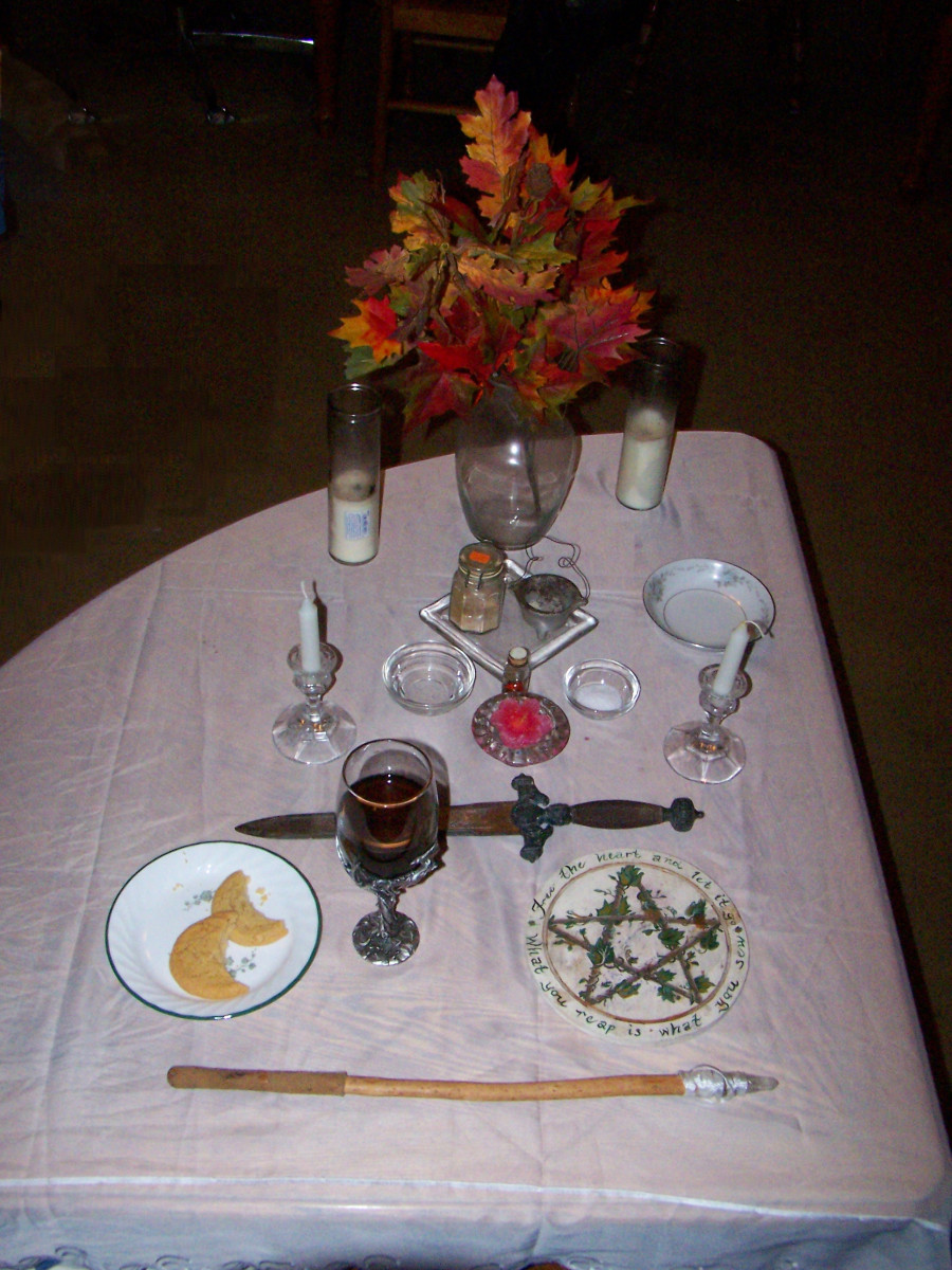 我用白色、玻璃和水晶来装饰我的埃斯巴特祭坛，再加上一点时令花卉，在这种情况下，是灿烂的秋叶。(是的，我有一个奇怪形状的咖啡桌，但有空间放我的影之书和咒语组件