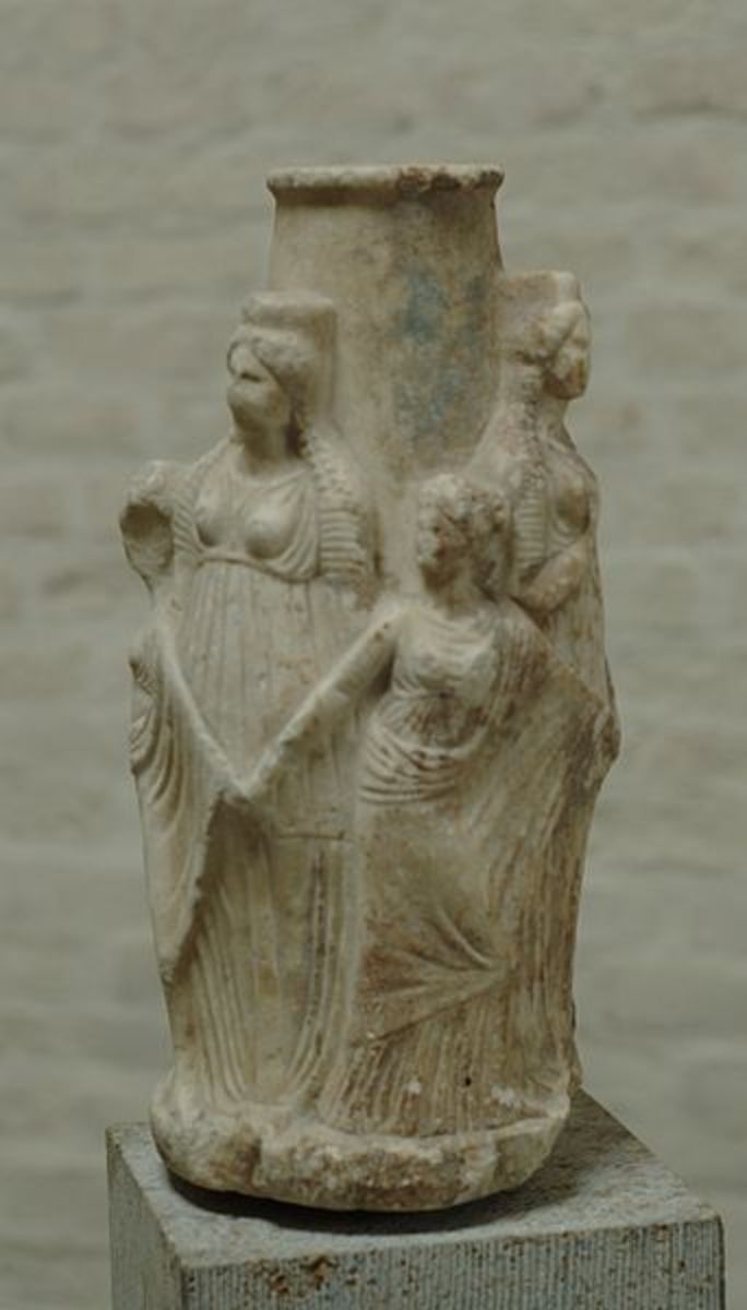 古代赫卡特三女神雕像。