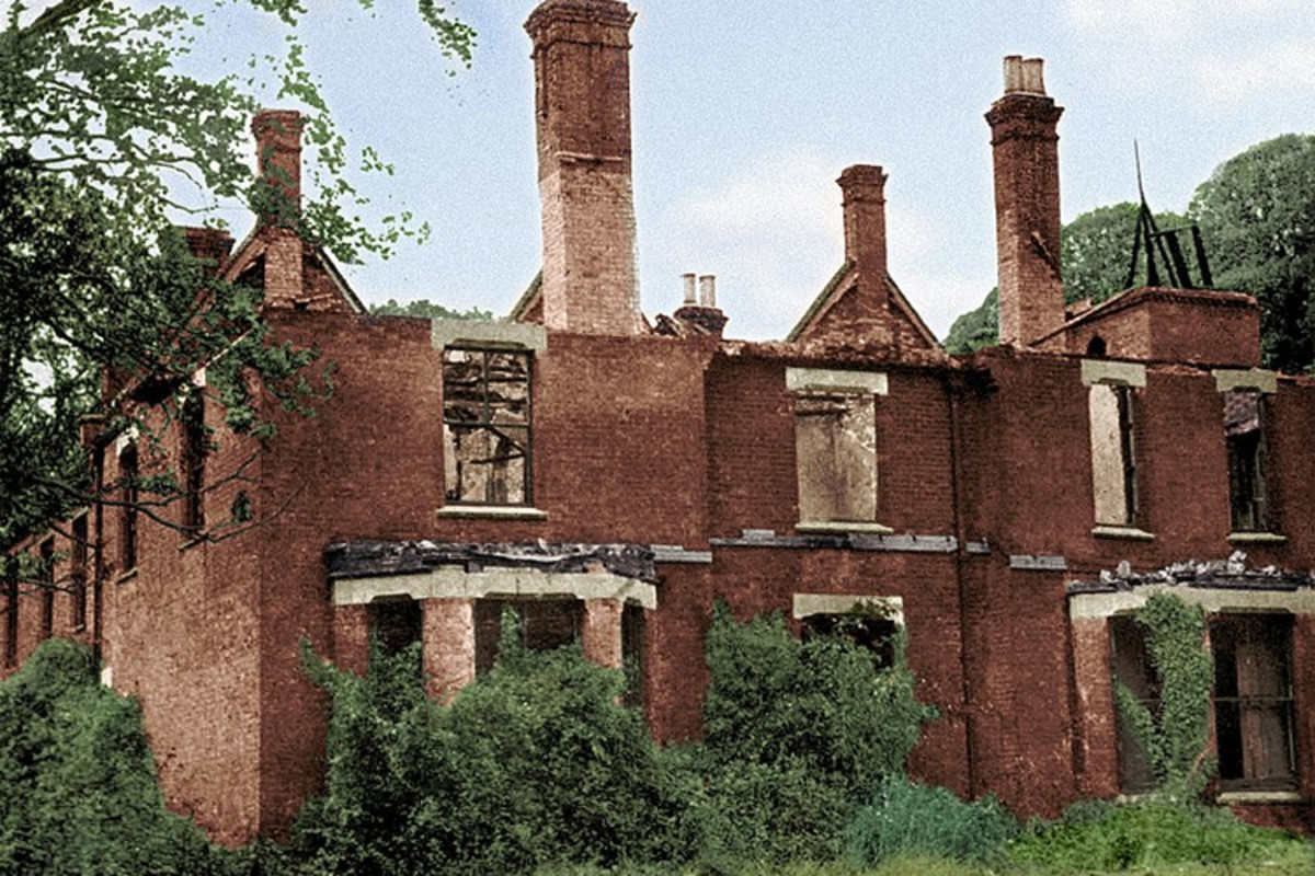 Borley教区住宅被认为是英格兰闹鬼最多的地方，据信它就建在一个修士和一个修女发生悲剧爱情的地方附近。