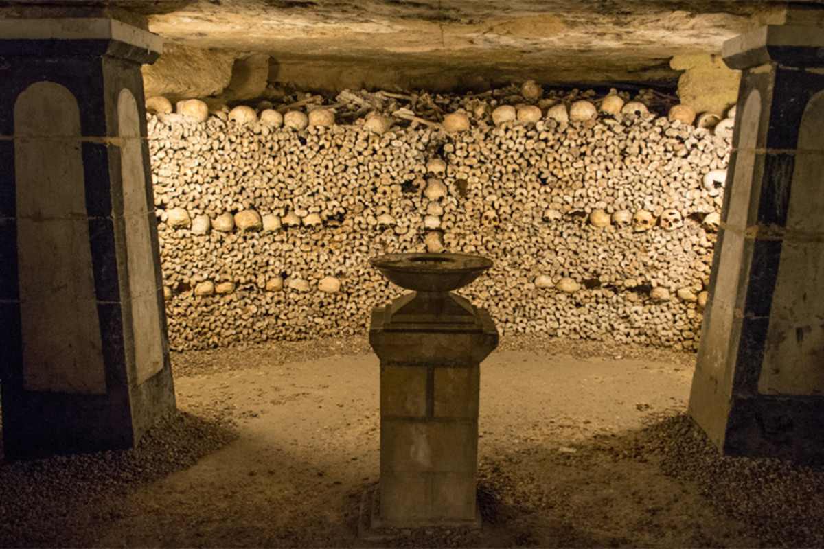 一个黑暗的迷宫在巴黎的街头,包含隧道塞满出土巴黎人的头骨