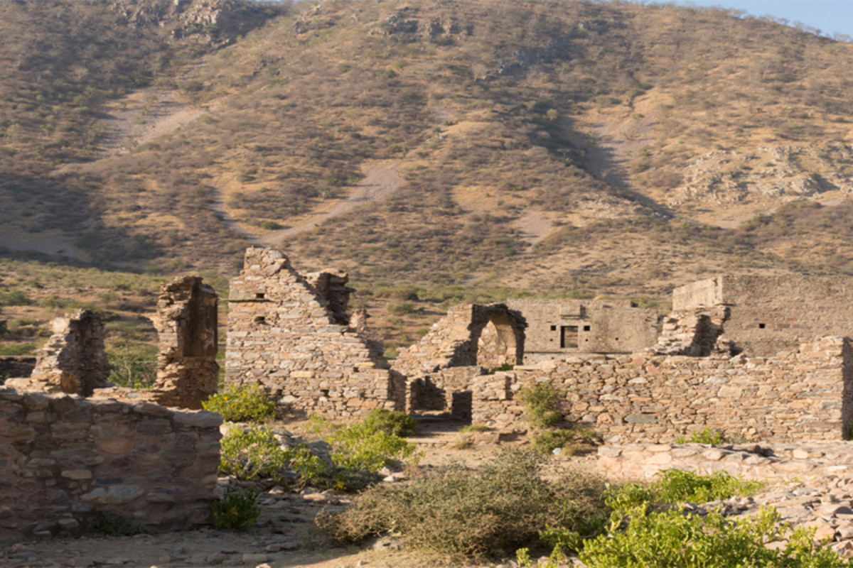 摔倒Bhangarh堡垒的废墟一片诡异的安静,在天黑后不允许游客进入。