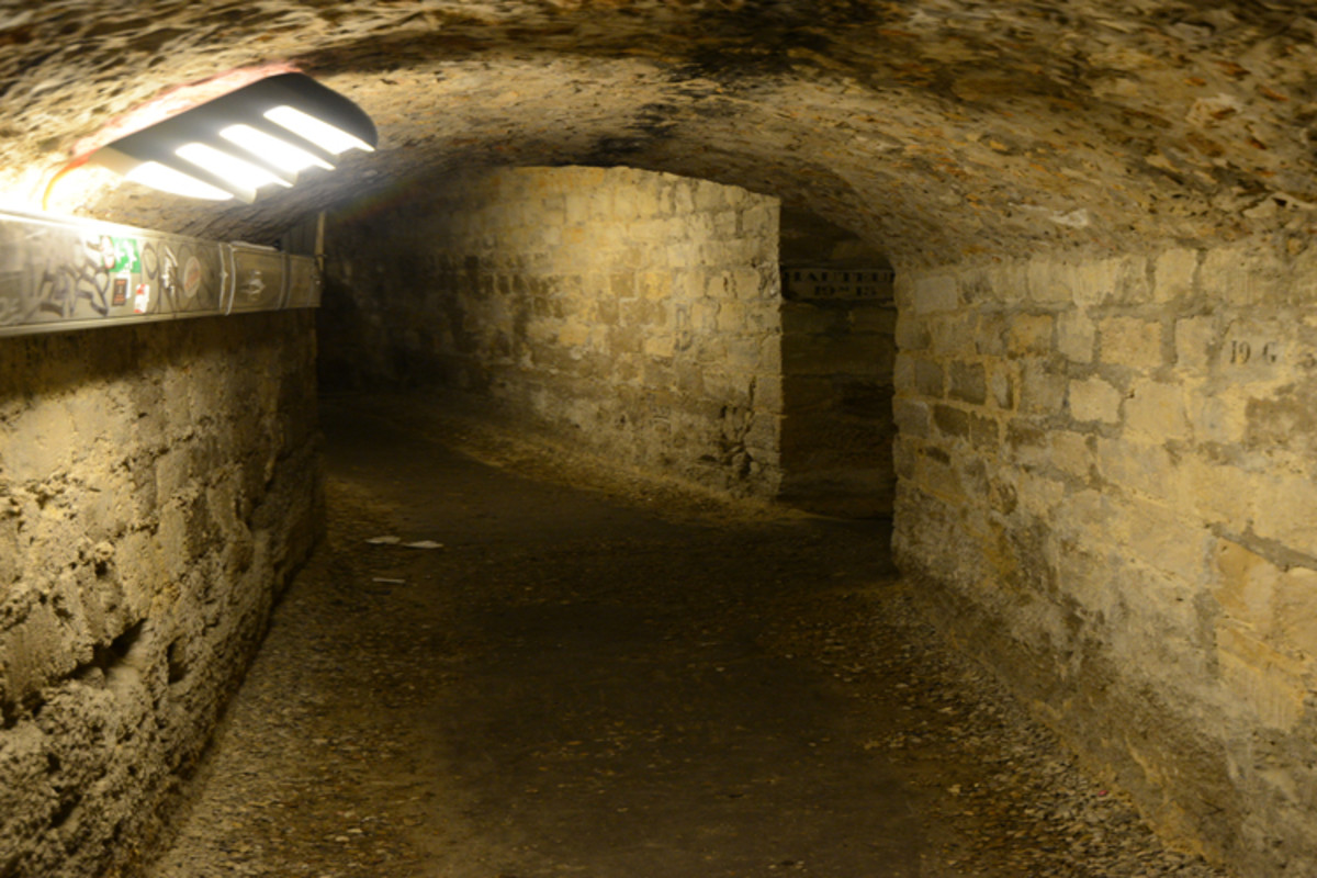 在巴黎地下墓穴的黑暗隧道中漫步