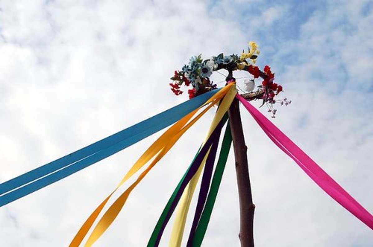 五朔节的五朔柱，威卡人的安息日，是一个巨大的阳具象征。花环和它所扎入的地球是阴阳的象征。五朔节是我们一年一度的三个生育节之一。