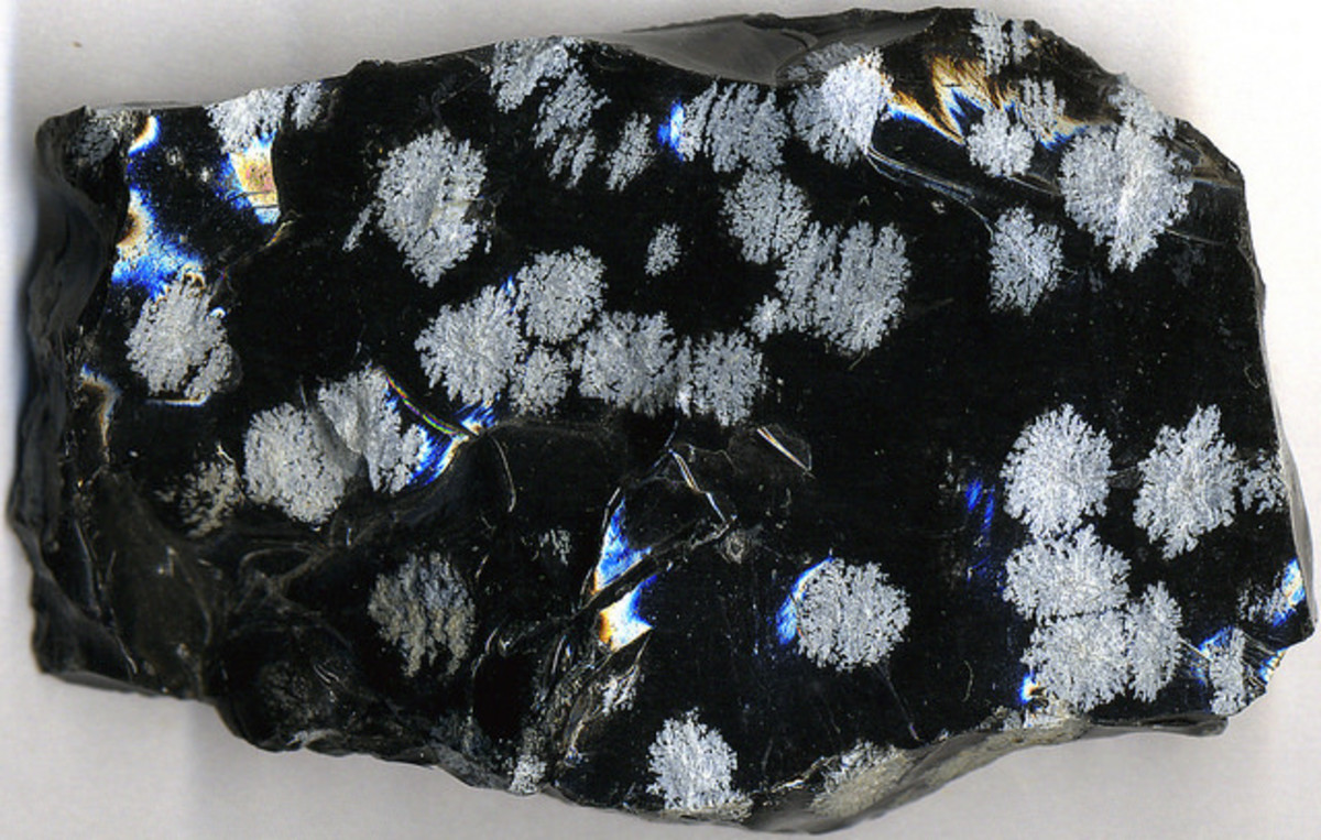 Snowflake obsidian helps us to remember the balance between light and dark. 