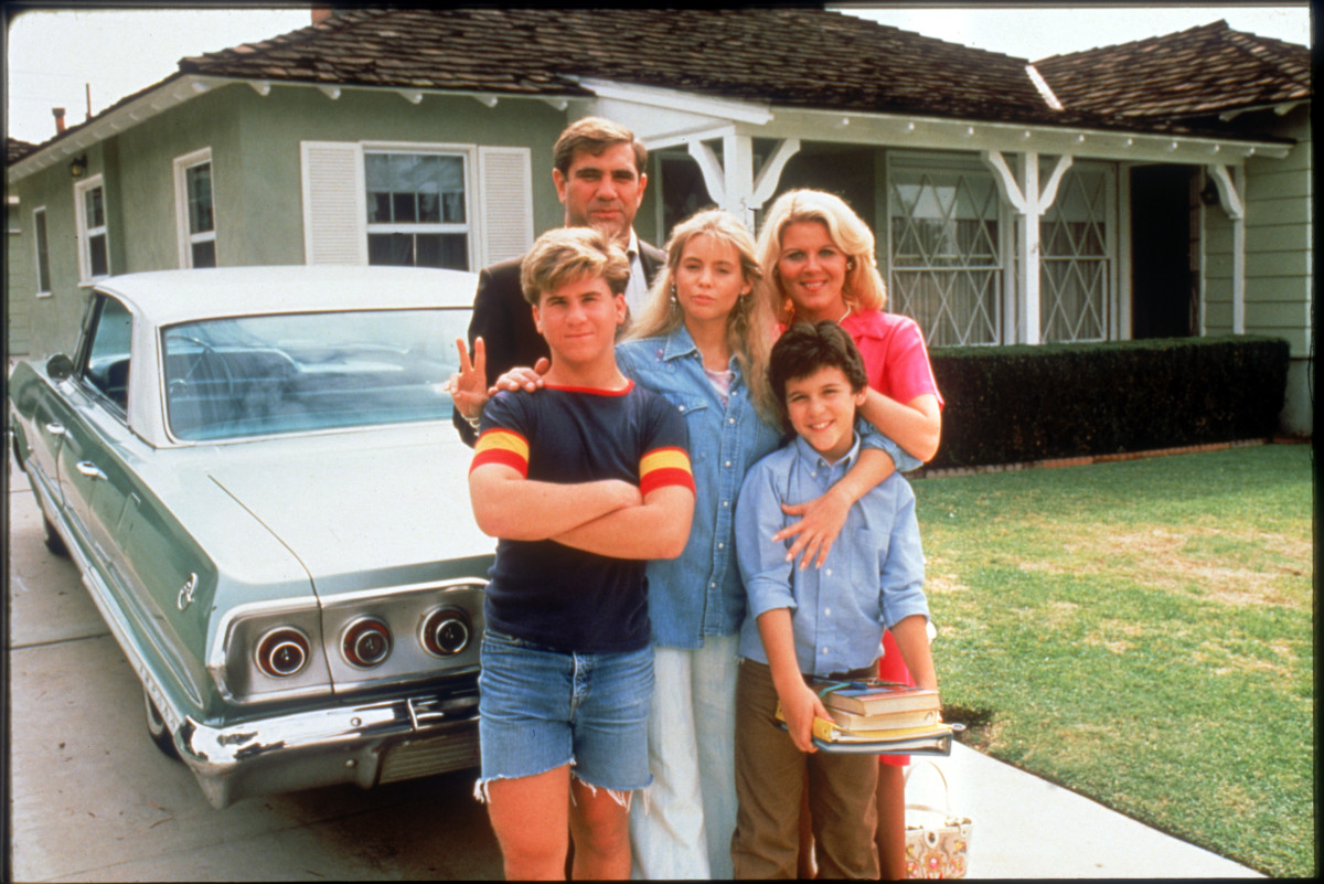 The Arnold Family (Dan Lauria, Alley Mills, Olivia d'Abo, Jason Hervey, and Fred Savage)