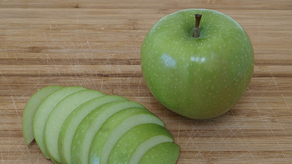 Green apples are high in fiber and help keep the digestive tract clean and healthy.
