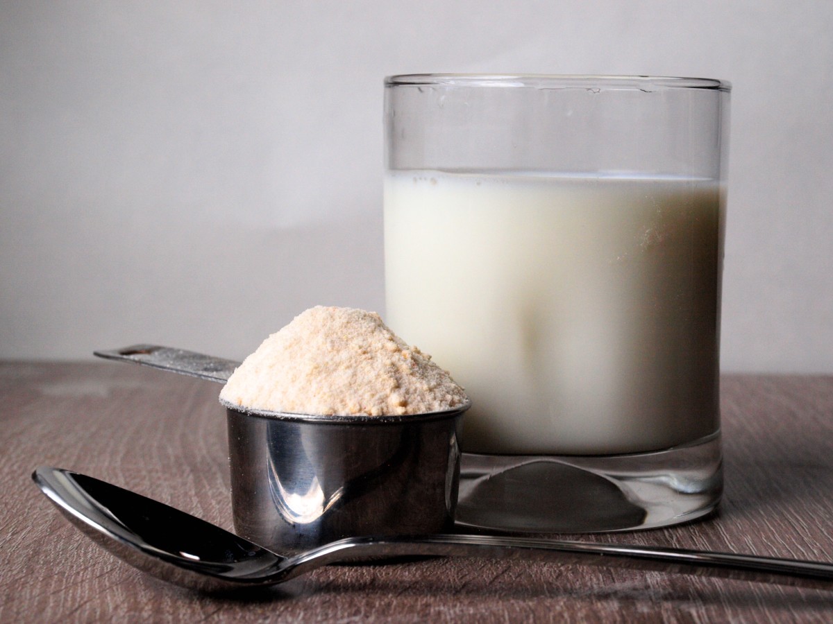 The high lactose content of milk can trigger constipation when mixed with protein powder.