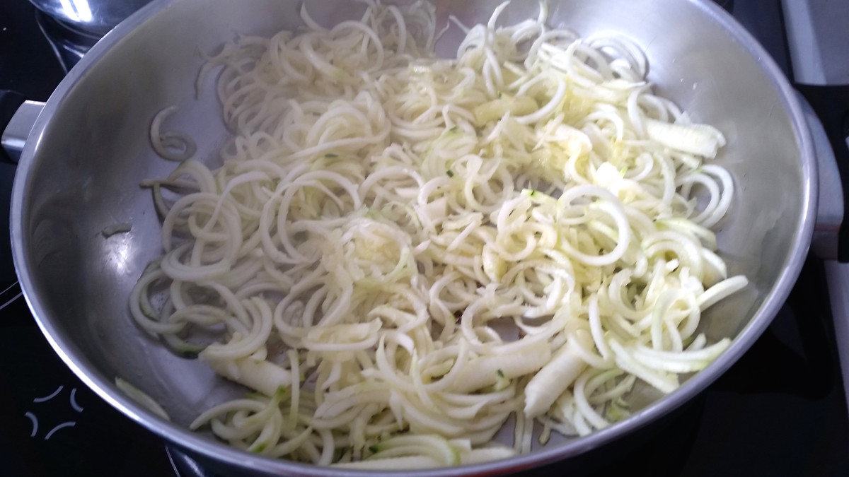 Frypan with courgette spiral "pasta."