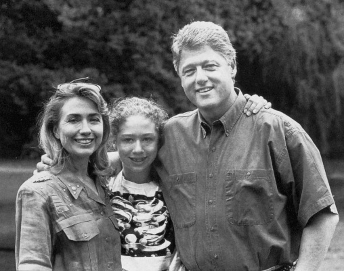 Hillary, Chelsea, and Bill Clinton cira 1993.