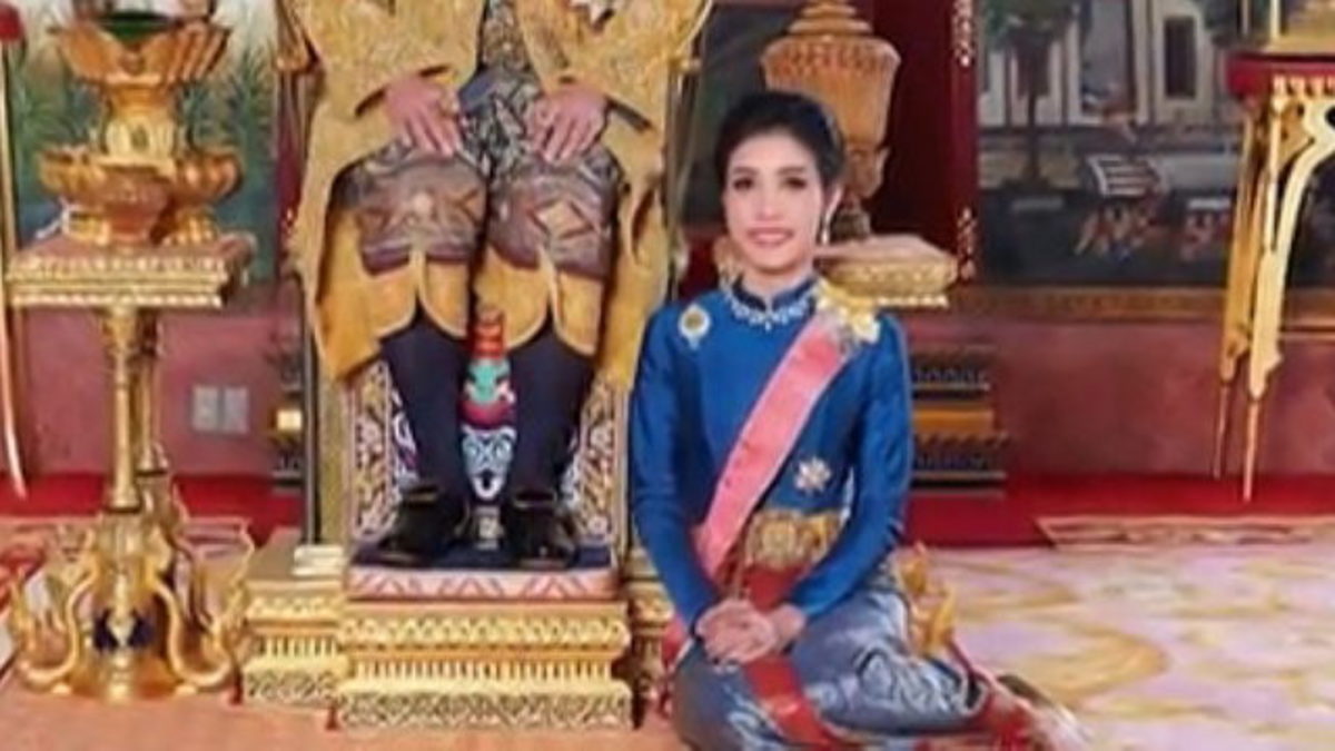 king-of-thailand-takes-a-royal-consort-after-100-years