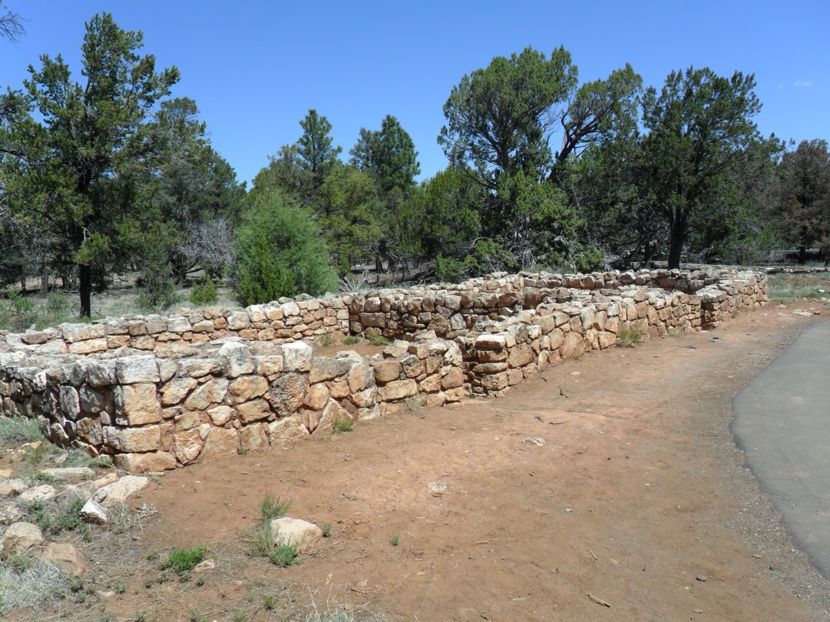 Pueblo ruins near the Rim Trail Pueblo ruins near the Rim Trail