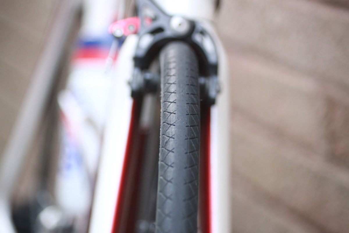 The Vittoria Zaffiro tread pattern helps to clear water and provide excellent grip