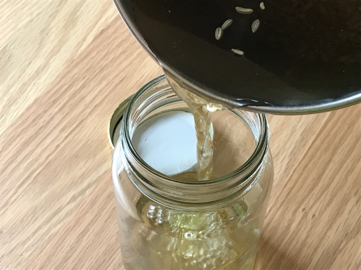 Transfer the cooled fennel tea into a glass jar and store in the fridge.