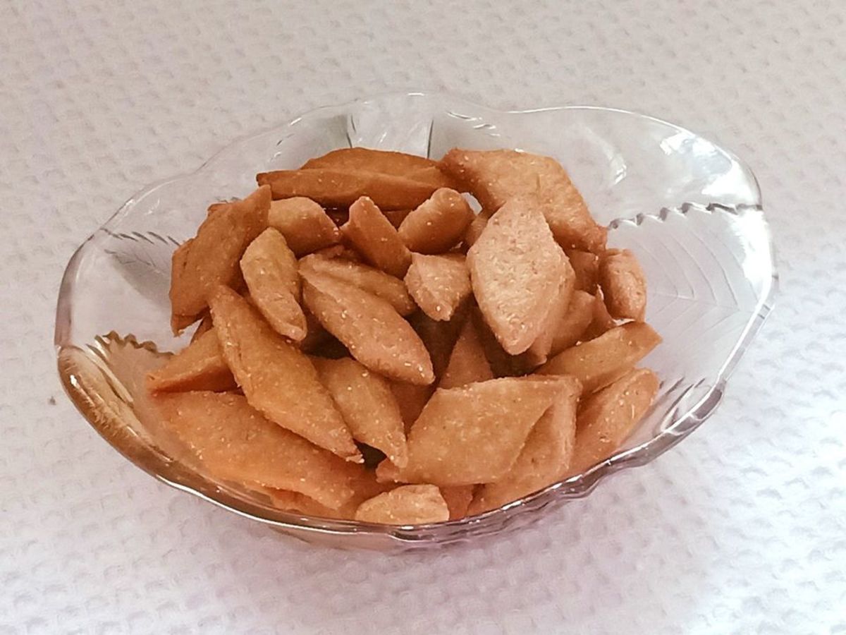 Indian Shankarpali Recipe (Sweet Crispy Fritters)