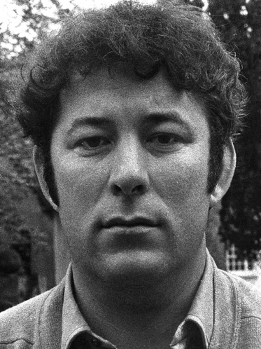 Seamus Heaney 1970. This is a scan from an original black & white photo taken and printed by me, SiGarb. It has been retouched to remove dust and scratches and repair the edges of the image. / CC BY (https://creativecommons.org/licenses/by/3.0)