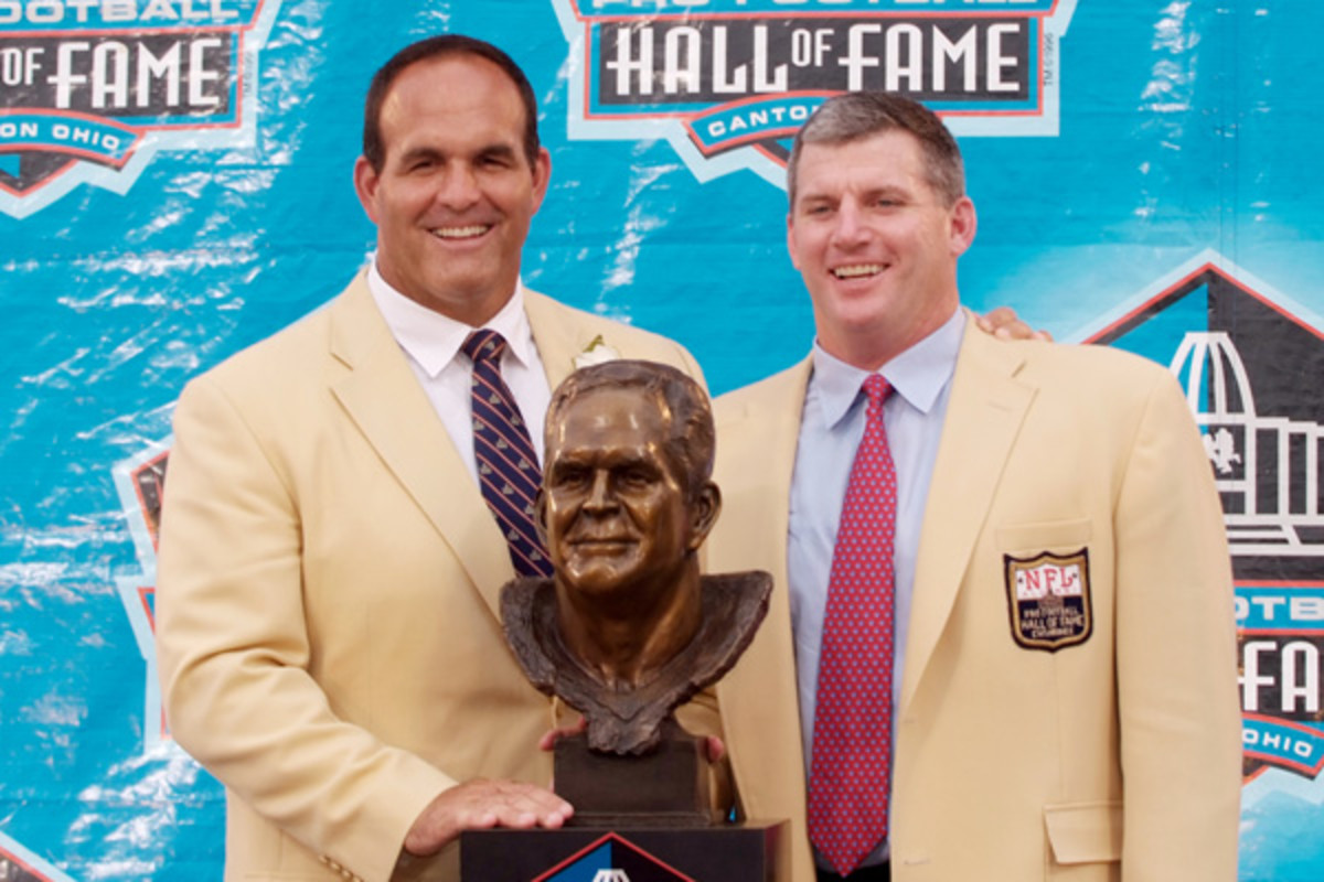 Former Oilers Bruce Matthews (L) and Mike Munchak at the 2007 NFL Hall of Fame induction ceremony