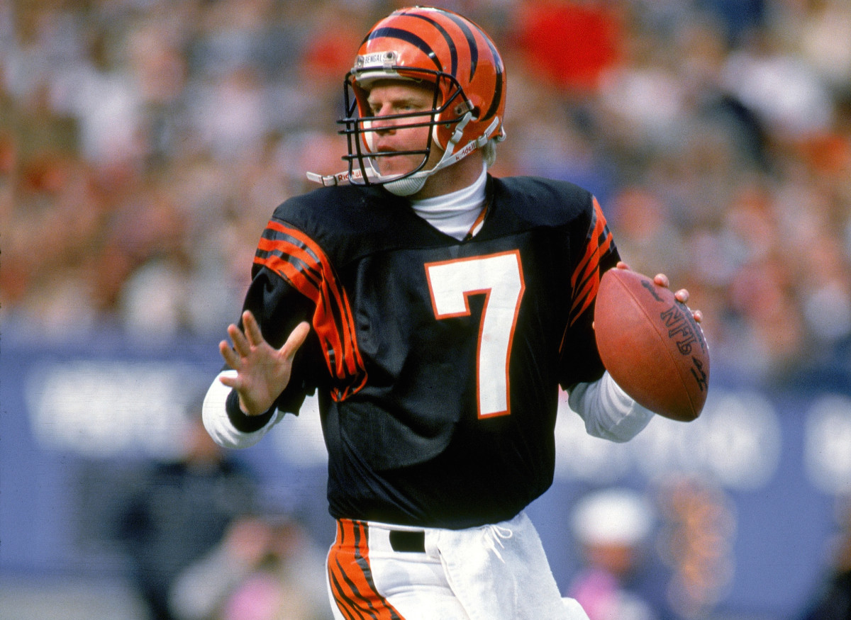Boomer Esiason was the first quarterback to execute the no-huddle offense throughout a game.