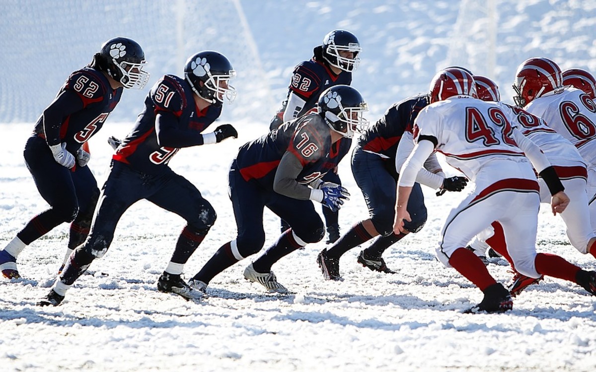 How NFL players stay warm during extremely cold weather