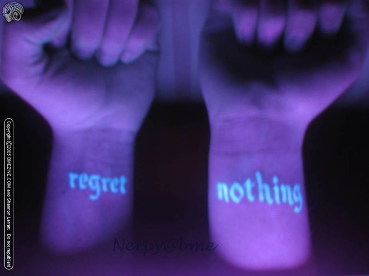 Nothing light. Светящиеся Татуировки. Regret nothing тату. Тату Light up the Dark. Двусмысленные тату ультрафиолетовые.