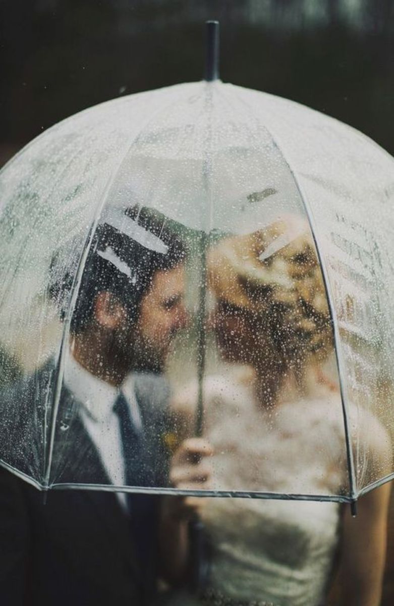 How to Use Umbrellas and Parasols on Your Wedding