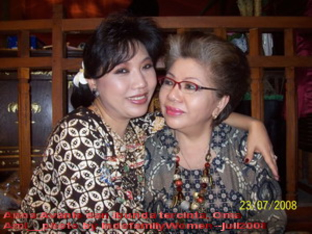 Anne Avantie and her mother, photo by Ayu N. Andini courtesy indofamily.net