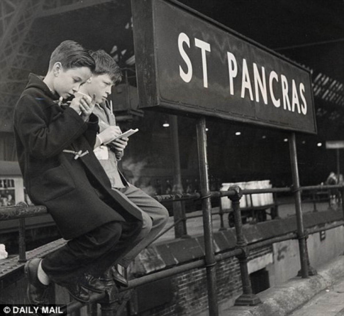 working-class-life-in-the-1950s-train-sets-and-train-spotting