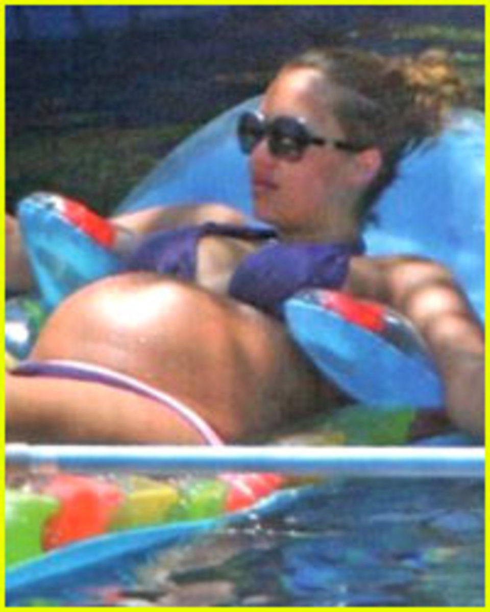 Jessica Alba swimsuit while pregnant